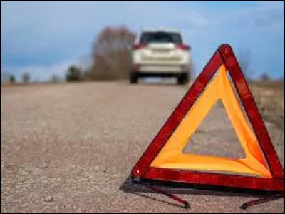 En France, à quelle distance approximative du véhicule doit-on mettre son triangle de présignalisation en cas d'arrêt d'urgence sur une route ?