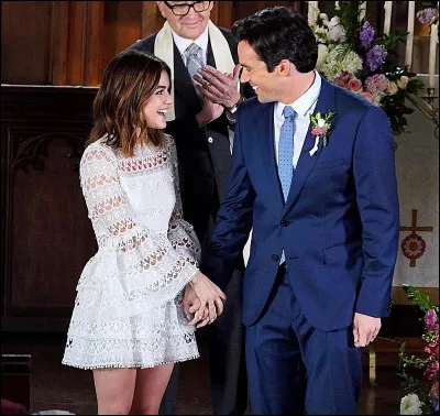 Quelle est la relation entre Aria et Ezra ?
