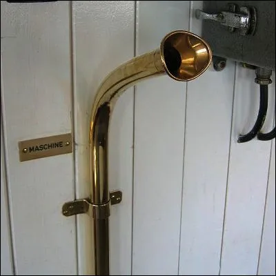 Quel appareil de télécommunications est un descendant du tube acoustique et du heurtoir ?