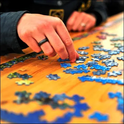 Quel journaliste sportif, spécialisé dans le football, a publié une autobiographie titrée "Puzzle" ?