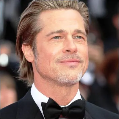 Quel personnage incarné au cinéma par Brad Pitt est né vieux et est mort jeune ?
