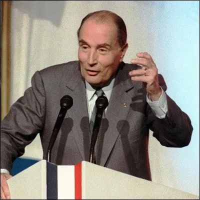 Quelle année, marquée par la catastrophe de la plateforme pétrolière Piper Alpha, a vu lélection de François Mitterrand à la présidence de la République française face à Jacques Chirac ?