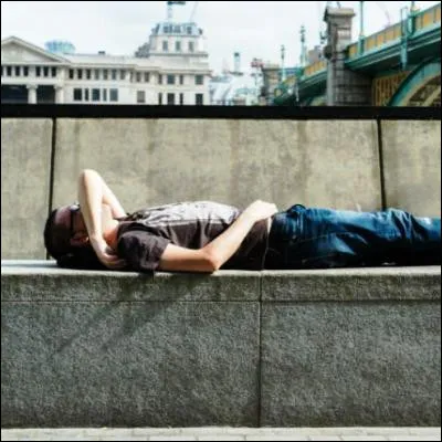 Quel écrivain-voyageur a publié le recueil de nouvelles "Une vie à coucher dehors" ?