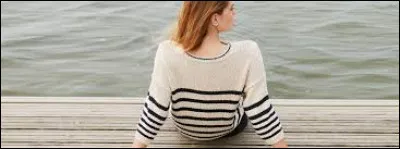 La marinière est un vêtement qui traditionnellement possède des rayures horizontales étroites bicolores bleues et blanches.