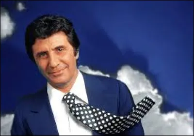 Le chanteur Gilbert Bécaud portait toujours des cravates à pois.