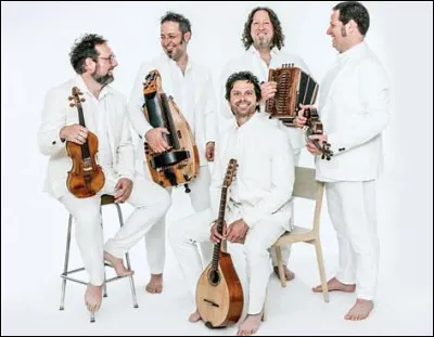 L'automne, c'est la saison où les arbres perdent leurs feuilles, "les feuilles mortes" que nous chante Yves Montand. Qu'est-ce qui les emporte ?