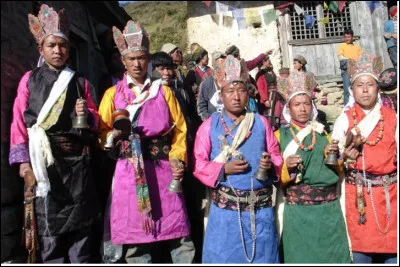 Qui sont les membres du groupe ethnique originaire du Tibet, en grande majorité des paysans et quelques guides ?