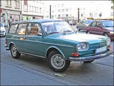 Cette ancienne voiture est une ...