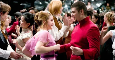 ''Harry Potter et la Coupe de feu'' (quatrième film) : 
Qui était le cavalier de Ginny Weasley lors du bal de Noël ?