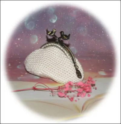 D'après les paroles de sa chanson "Dites-moi", qu'avait-elle toujours dans son porte-monnaie ?