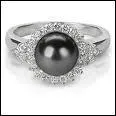 Cette bague est monte avec une perle noire :