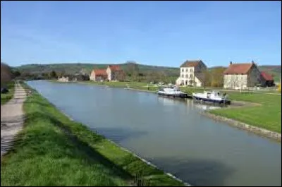 Nous faisons une halte au bord du canal de Bourgogne, à Clamerey. Village de l'arrondissement de Montbard, il se situe dans le département ...