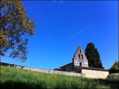 Voici le clocher-mur de l'église de la Transfiguration, à Leboulin. Village occitan, dans l'aire d'attraction Auscitaine, il se trouve dans le département ...