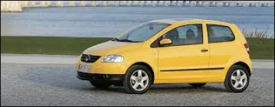 Cette petite voiture jaune est une ...