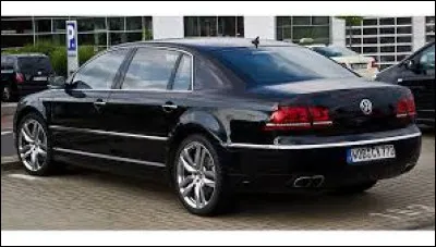 Cette grande voiture noire porte le nom ...
