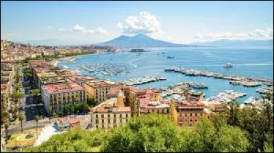 Quelle mer borde la ville italienne de Naples ?