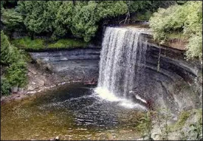 L'ÎLE MANITOULIN - Avec 2 766 km2 de superficie, il s'agit de la plus grande île lacustre du monde : dans lequel de ces lacs se situe-t-elle ?
