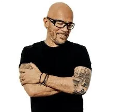 Qui est ce chanteur chauve célèbre ?