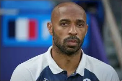 Qui est ce footballeur chauve célèbre ?