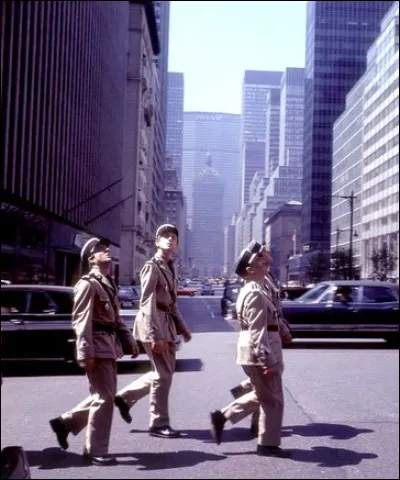 Qui est le réalisateur de cette pitrerie intitulée "Le Gendarme à New York" ?