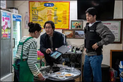 ... est un film où un jeune homme qui profite de la vie se retrouve à travailler pour un agent de probation.