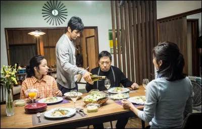 ... est un film de Kiyoshi Kurosawa où un policier suspecte son mystérieux voisin d'être un meurtrier.