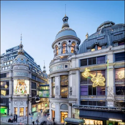 Depuis quelle année, le magasin appelé "Le Printemps" existe-t-il dans le 9e arrondissement à Paris ?