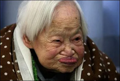 C'est Françoise Hardy qui nous chantait "son amie la rose" : On est bien peu de chose / Et mon amie la rose / Me l'a dit ce matin / À l'aurore je suis née / Baptisée de rosée / Je me suis épanouie / Heureuse et amoureuse / Aux rayons du soleil / Me suis fermée la nuit / Me suis réveillée ... Comment s'est-elle réveillée ?