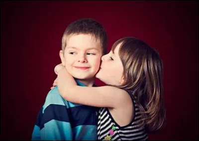 Dans la chanson "Fleurs de cerisier", Dominique Dimey nous dit : "Sur une ile près dun cerisier / Une maman berce son bébé / Le vent caresse ses yeux fermés". Comment tombent ses fleurs ?