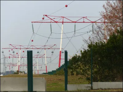 Quel gâteau est à base de fond aux amandes, praliné croustillant et mousse au chocolat ?
