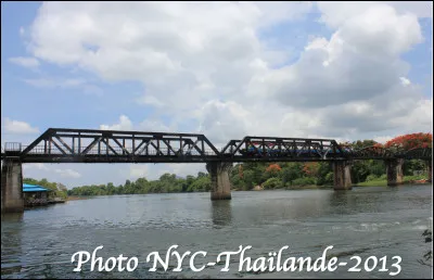 Quel est le nom de la rivi&egrave;re de Tha&iuml;lande qui arrose la ville de Kanchanaburi, c&eacute;l&egrave;bre pour son pont ferroviaire historique ?