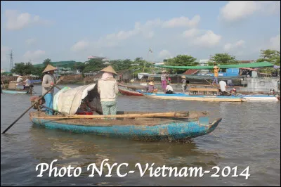 Quel est le nom du fleuve qui arrose la ville de C&acirc;n Tho au Vietnam, c&eacute;l&egrave;bre pour son march&eacute; flottant ?