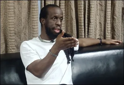 Complétez les paroles de cette chanson de Youssoupha dénommée "Dieu est grande" : "N'écoute pas les peurs et les beaux parleurs moralisateurs, leur cur est minime / Ils ont cette façon de demander pardon, pardon à Dieu et jamais aux victimes / On peut s'aimer sans toujours être d'accord, on peut ... même si on s'connait à peine / Si t'as des enfants, apprends-leur d'abord ce que t'aurais aimé que toi on t'enseigne".