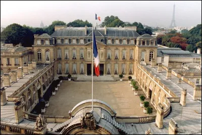 Un ancien hôtel particulier édifié entre 1718 et 1722 constitue le corps principal du palais de l'Élysée. Quel est son nom ?