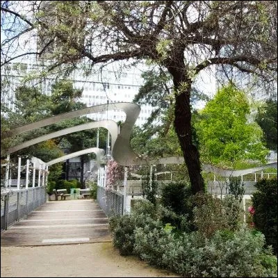 Quelle gare parisienne, reconstruite au début des années 1970, est surmontée par le jardin de lAtlantique ?