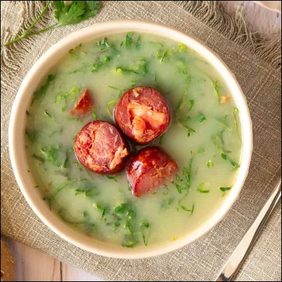 Quel est le nom du plat portugais qui est composé dune soupe à base de chou vert, de pomme de terre et de chorizo ?