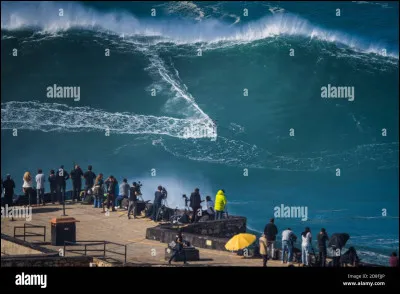 Quel sport nautique est particulièrement populaire sur la côte portugaise, notamment à Nazaré ?