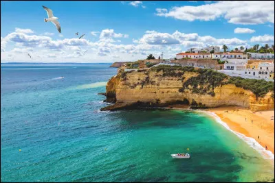 Quel est le nom de la célèbre ville connue pour ses plages et son climat ensoleillé dans la région de l'Algarve ?