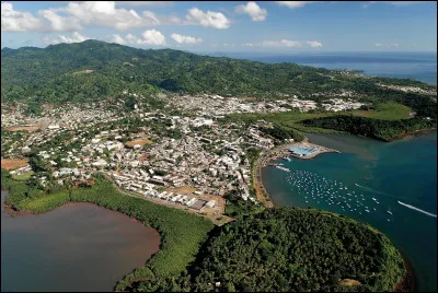 À quel archipel Mayotte appartient-elle géographiquement mais non politiquement ?