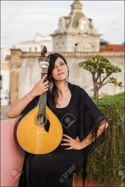 Le fado est une danse traditionnelle portugaise :