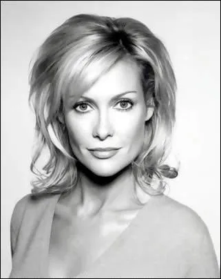 Autre reprsentante de l'univers 'James Bond', puisqu'elle a dbut au cinma en mchante James Bond Girl dans 'Dangereusement vtre' :