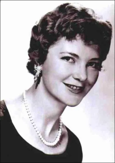 Dans sa dernire apparition au cinma, 'Fallait pas ! ... ' de Grard Jugnot, elle est la mre de Michle Laroque :