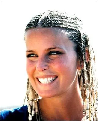 Grce  son rle dans 'Elle', elle mit  la mode sa coiffure particulire :