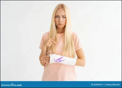 Blessée, tu te retrouves au Centre de Soin. Elwin te demande qui t'a fait ça. Tu lui réponds :