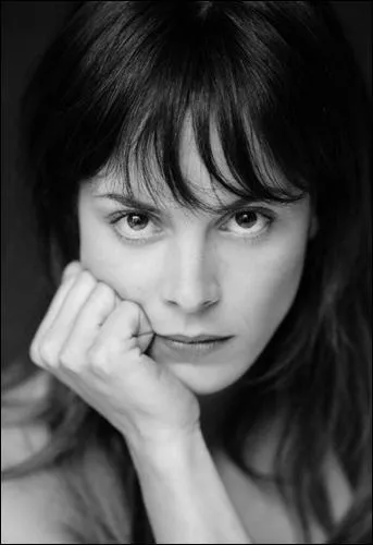 A la tl, elle est lodie Bradford, un capitaine de police glamour et gaffeuse :