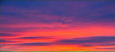 Langue française : Complétez la phrase suivante : "Le coucher de soleil inondait le ciel de nappes ... et ...