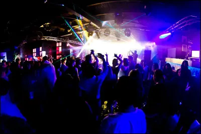 Ta mère t'interdit d'aller à la boîte de nuit (qui va être géniale) de ton petit ami, alors que tu l'attendais depuis 1 mois...