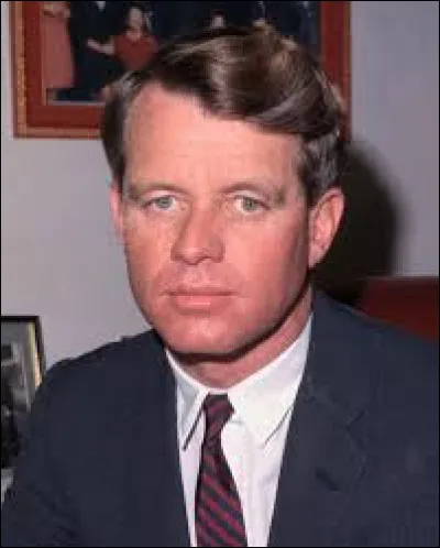 20 novembre : 
Naît l'homme politique américain, Robert Francis Kennedy, dit Bob Kennedy, communément appelé Bobby Kennedy, qui meurt assassiné à Los Angeles le 06 juin 1968, alors qu'il se battait pour briguer le poste de candidat du parti Démocrate pour l'élection américaine. De quel État était-il le sénateur de 1965 à sa mort ?