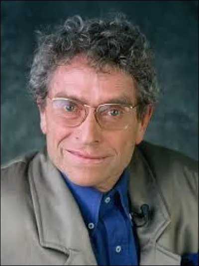 27 août : 
Acteur, musicien et humoriste, André Darricau, dit Darry Cowl, naît à Vittel. En 1957, il est propulsé comme vedette dans son premier grand rôle. Ce film fera près de cinq millions de spectateurs. Quel est le titre de ce long métrage ?