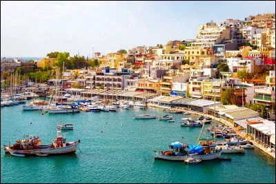 Qui interprète pour la première fois en 1960 la chanson "Les enfants du Pirée" ?